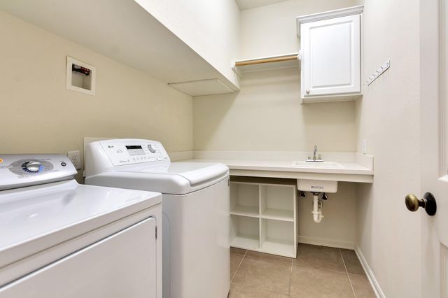 31 Middle Gate, The Woodlands, TX 77382