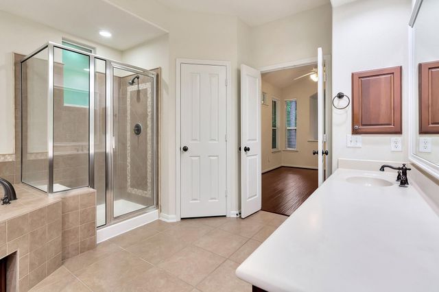 31 Middle Gate, The Woodlands, TX 77382