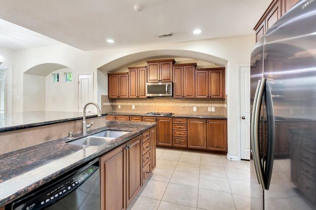 31 Middle Gate, The Woodlands, TX 77382