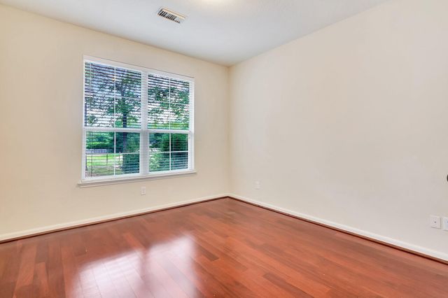 31 Middle Gate, The Woodlands, TX 77382