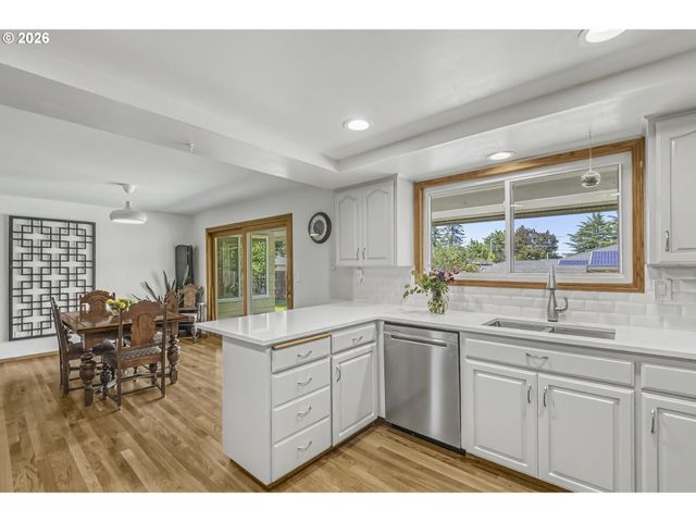 12737 Ne MORRIS St, Portland, OR 97230