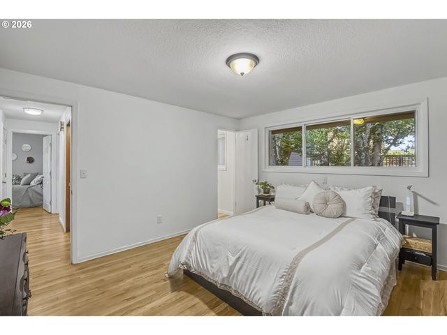12737 Ne MORRIS St, Portland, OR 97230