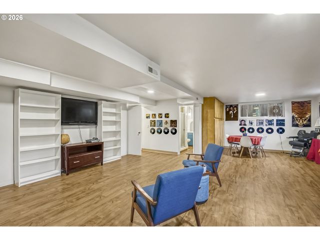 12737 Ne MORRIS St, Portland, OR 97230