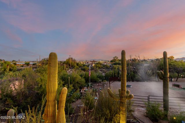 5525 N Oracle Road, Tucson, AZ 85704