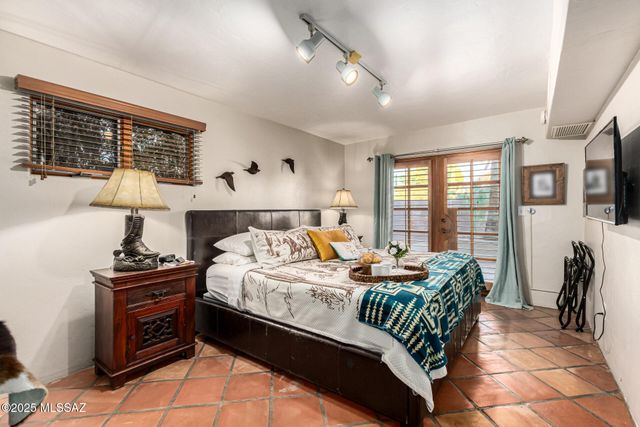 5525 N Oracle Road, Tucson, AZ 85704