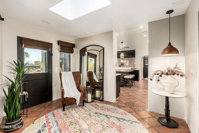 5525 N Oracle Road, Tucson, AZ 85704