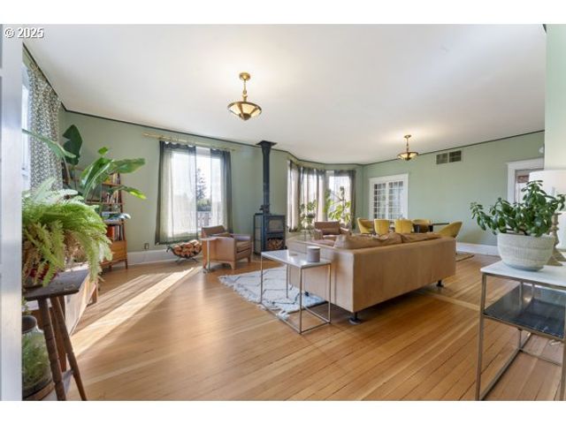 1508 UNION Ave, North Bend, OR 97459