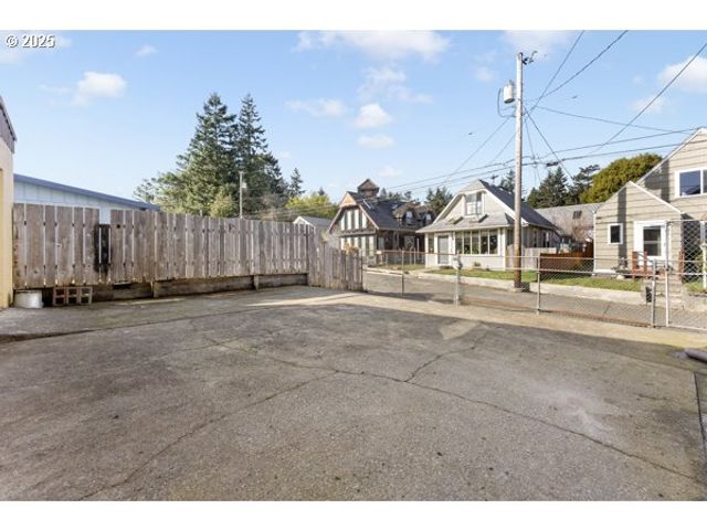 1508 UNION Ave, North Bend, OR 97459