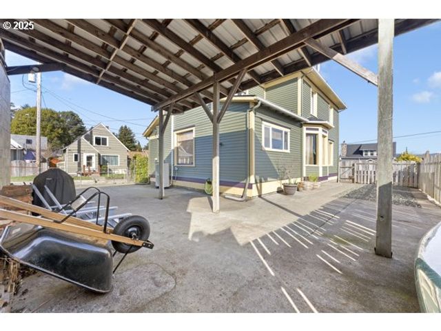 1508 UNION Ave, North Bend, OR 97459