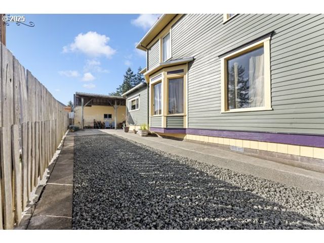 1508 UNION Ave, North Bend, OR 97459