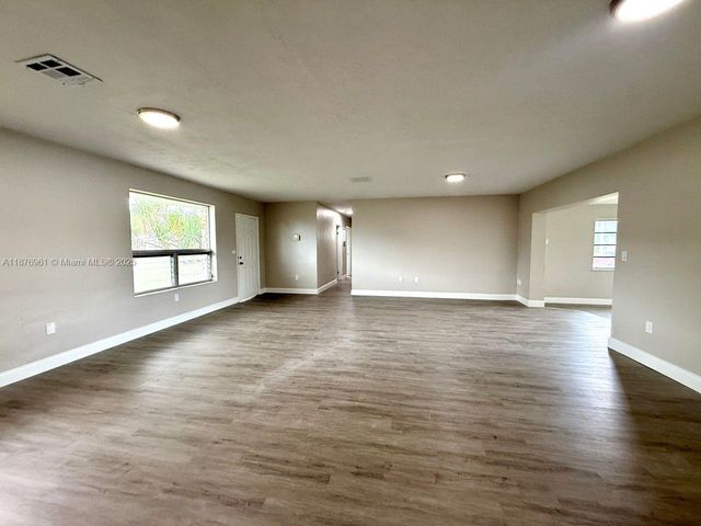 2920 NW 179th St, Miami Gardens, FL 33056