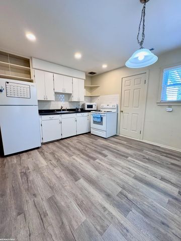 21527 Bon Heur Street, St Clair Shores, MI 48081