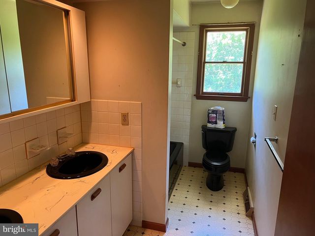 246 WATERWAY RD, Oxford, PA 19363