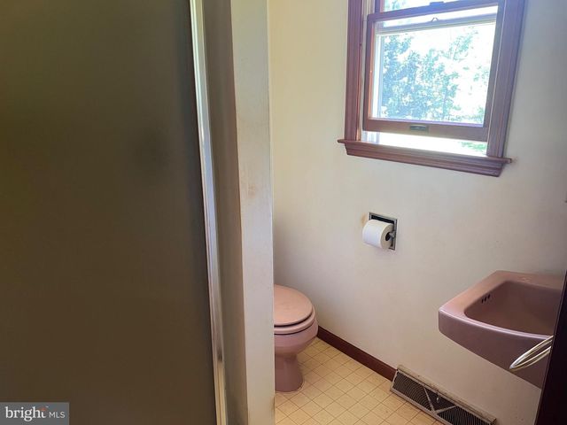 246 WATERWAY RD, Oxford, PA 19363