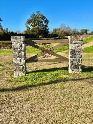 200 Cripple Creek Lane, Angleton, TX 77515