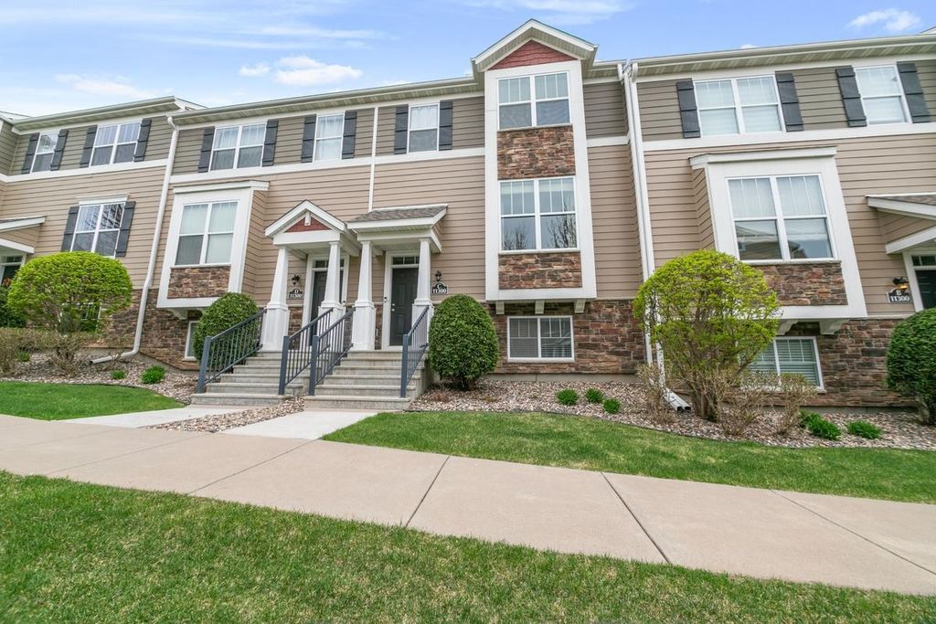 11300 Sandcastle Drive C, Woodbury, MN 55129
