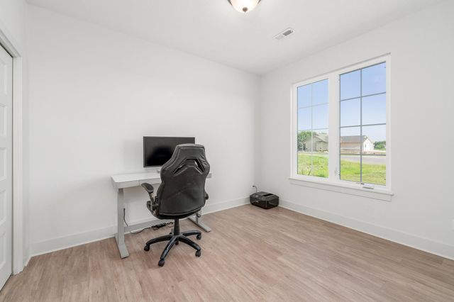 2807 E Sunnyslope St, Park City, KS 67219