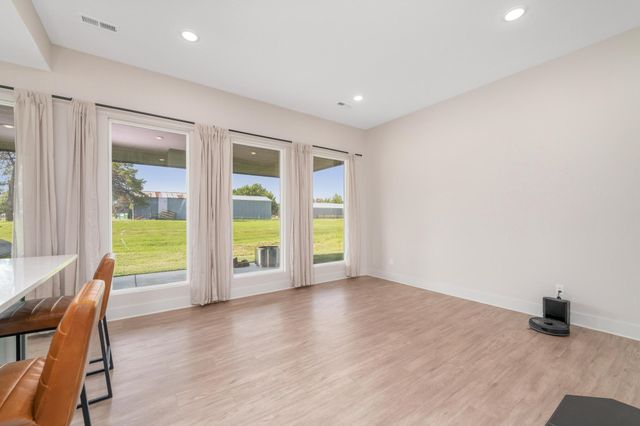 2807 E Sunnyslope St, Park City, KS 67219