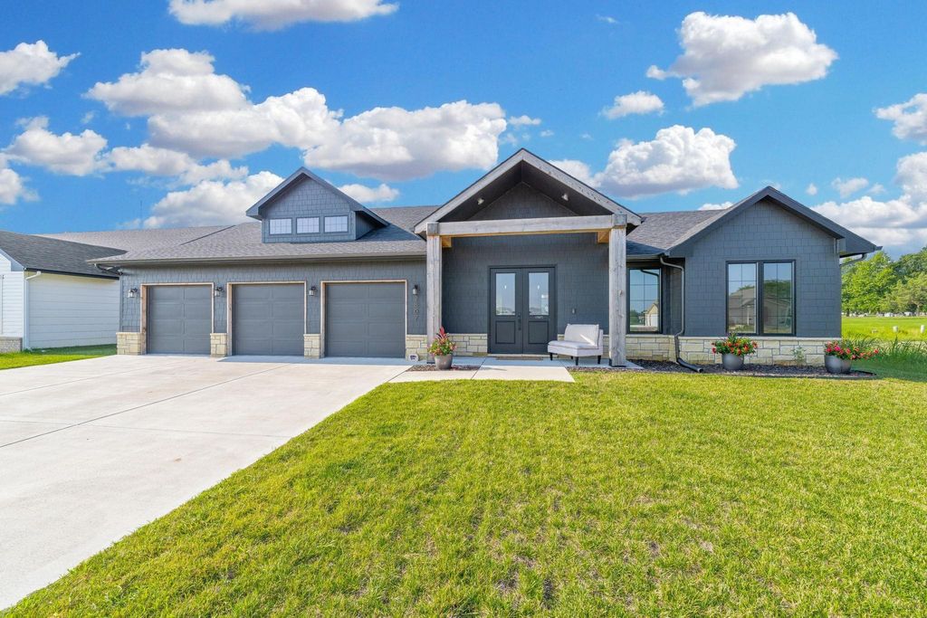 2807 E Sunnyslope St, Park City, KS 67219