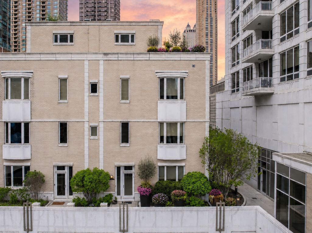 55 E Erie Street SH-D, Chicago, IL 60611