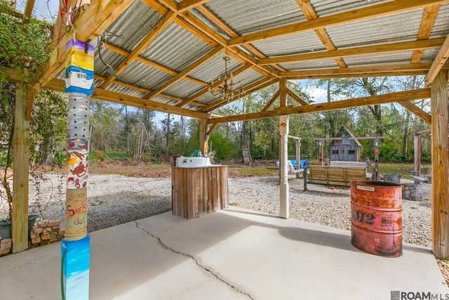 29306 Red Oak Dr, Walker, LA 70785