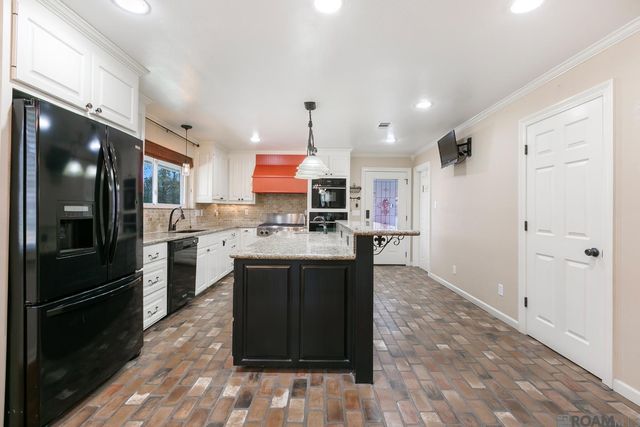 29306 Red Oak Dr, Walker, LA 70785