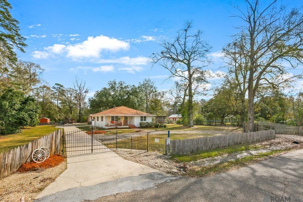 29306 Red Oak Dr, Walker, LA 70785