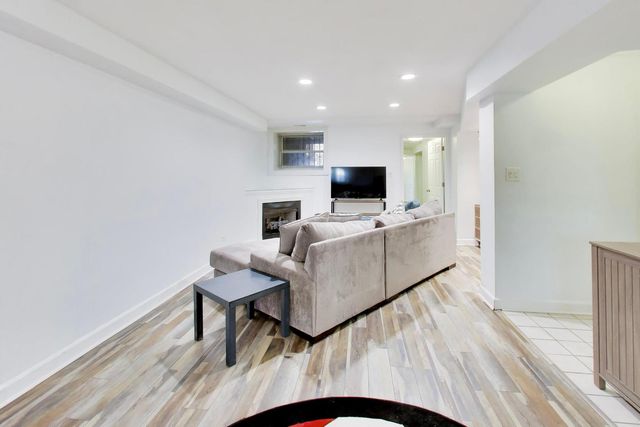 4053 N Sheridan Road 1, Chicago, IL 60613