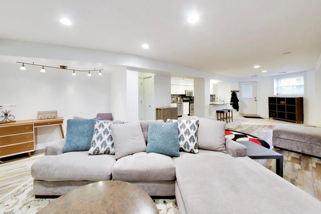 4053 N Sheridan Road 1, Chicago, IL 60613