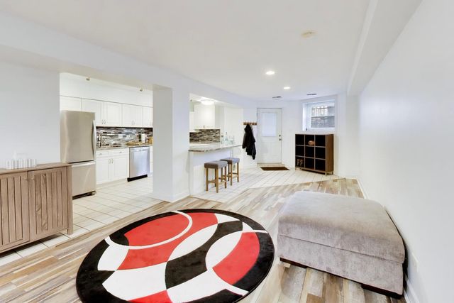 4053 N Sheridan Road 1, Chicago, IL 60613