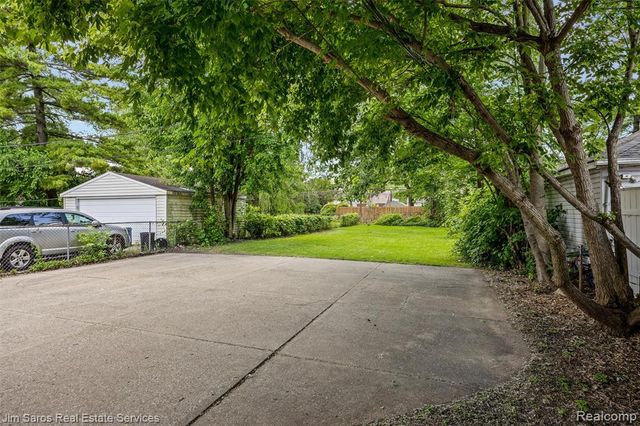 22911 Hayes Avenue, Eastpointe, MI 48021