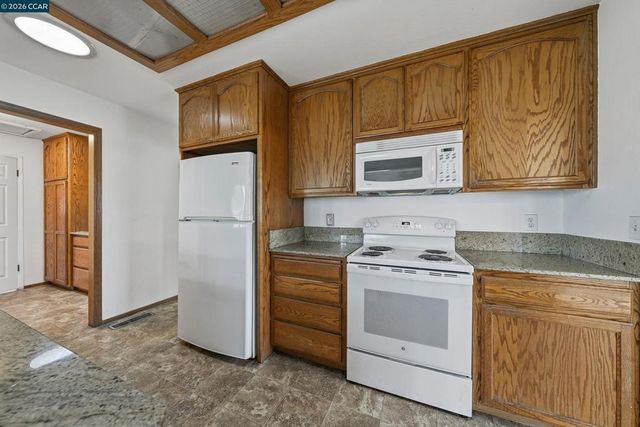 15420 Rumsey Rd, Clearlake, CA 95422