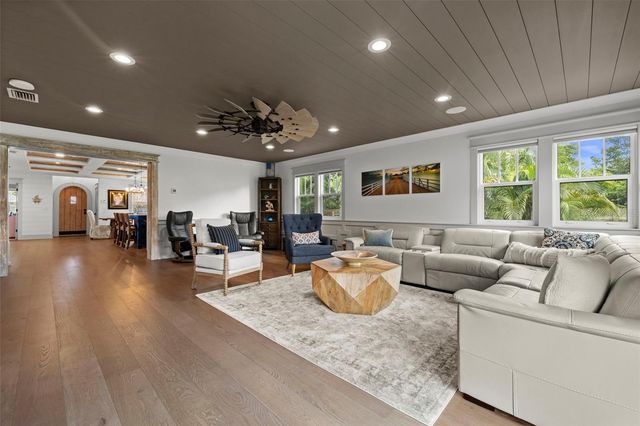 2420 14TH STREET N, St Petersburg, FL 33704