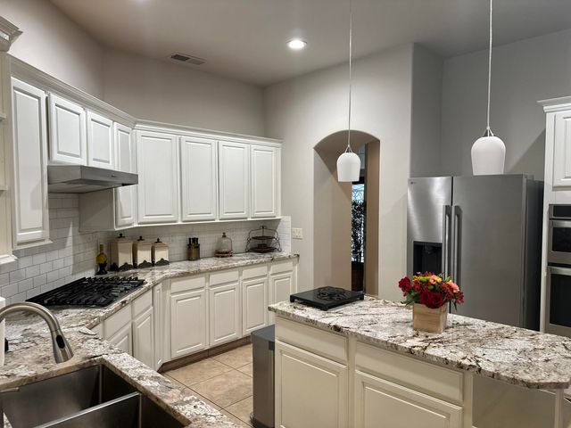 1915 N Peppertree Street, Visalia, CA 93291