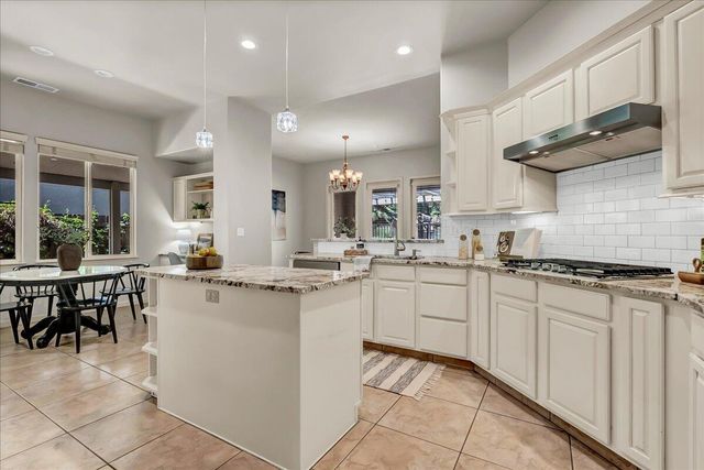 1915 N Peppertree Street, Visalia, CA 93291