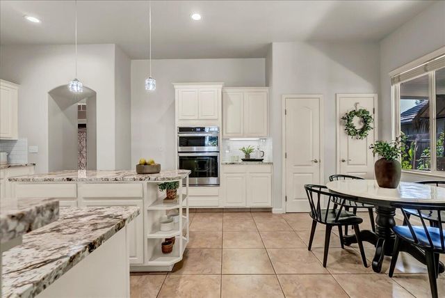 1915 N Peppertree Street, Visalia, CA 93291