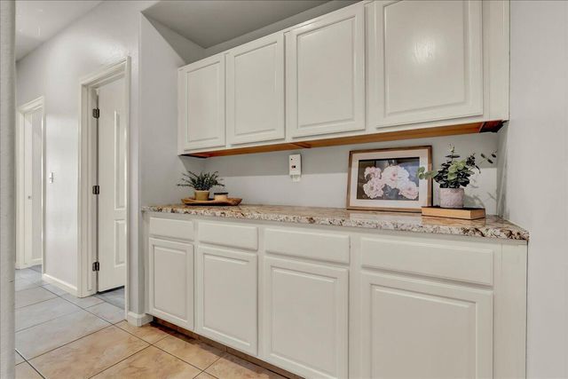 1915 N Peppertree Street, Visalia, CA 93291