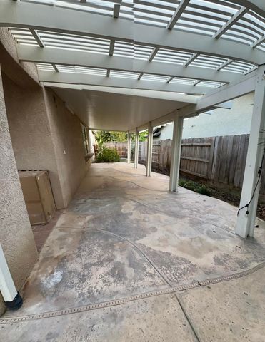 1915 N Peppertree Street, Visalia, CA 93291