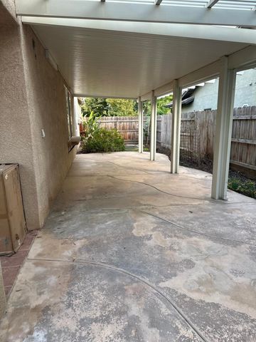 1915 N Peppertree Street, Visalia, CA 93291