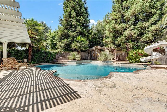 1915 N Peppertree Street, Visalia, CA 93291