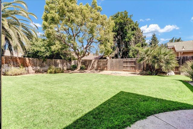 1915 N Peppertree Street, Visalia, CA 93291