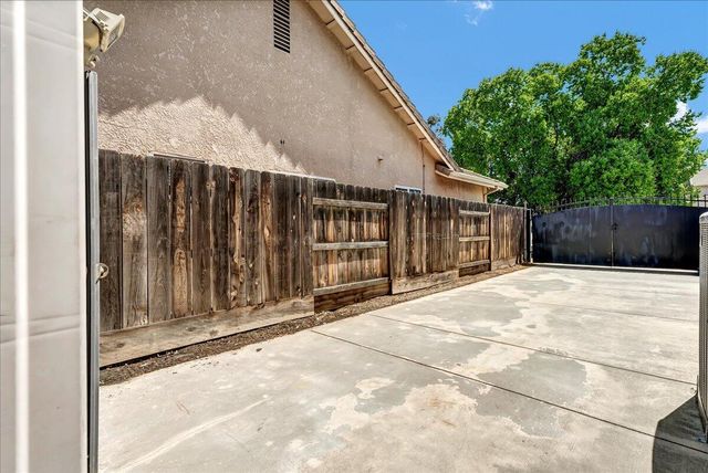 1915 N Peppertree Street, Visalia, CA 93291