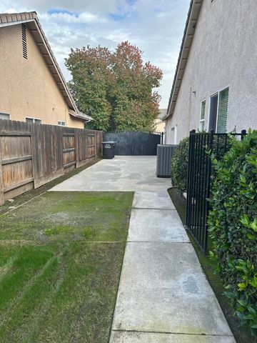 1915 N Peppertree Street, Visalia, CA 93291