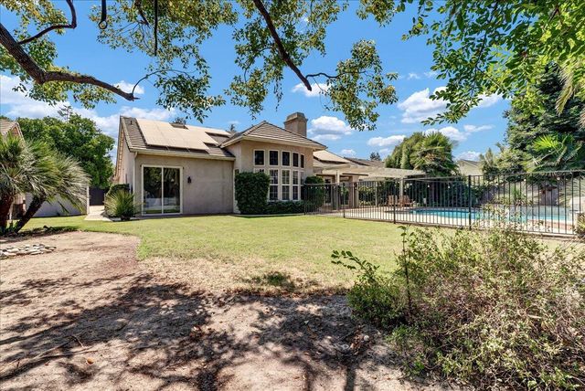 1915 N Peppertree Street, Visalia, CA 93291