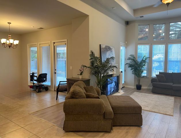 1915 N Peppertree Street, Visalia, CA 93291