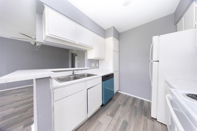 13480 S Thorntree Drive 1206, Houston, TX 77015