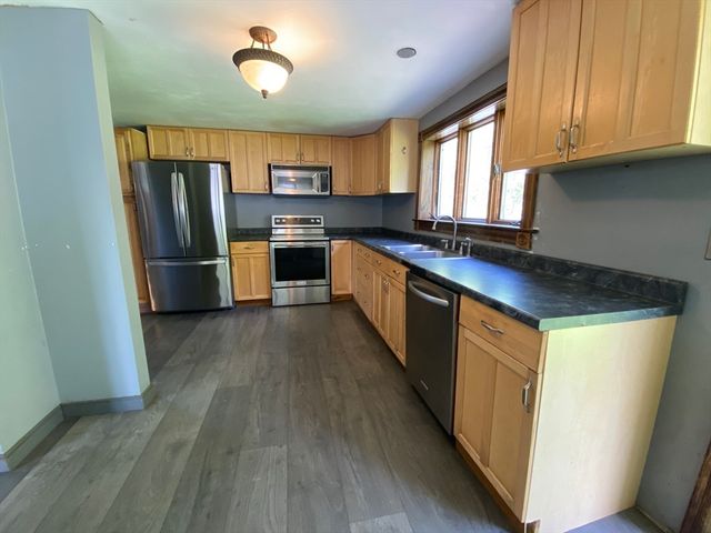 427-429 Deerfield St, Greenfield, MA 01301