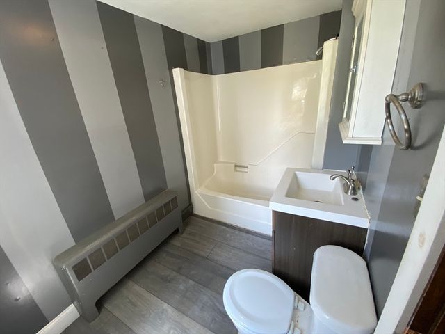 427-429 Deerfield St, Greenfield, MA 01301