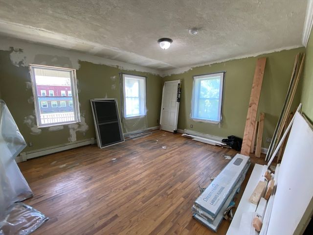 427-429 Deerfield St, Greenfield, MA 01301