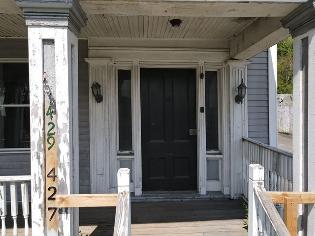 427-429 Deerfield St, Greenfield, MA 01301